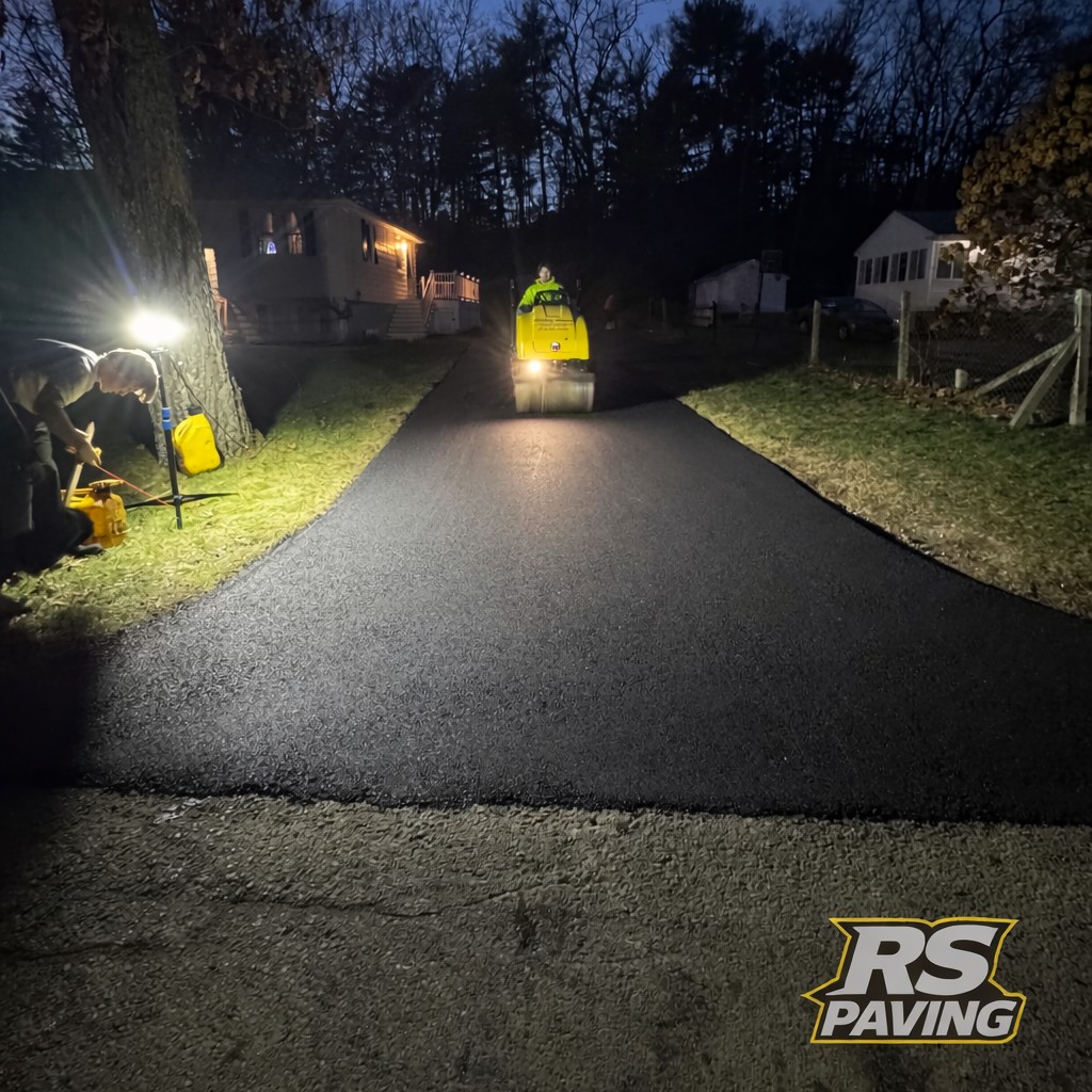 Professional paving crew Uxbridge MA